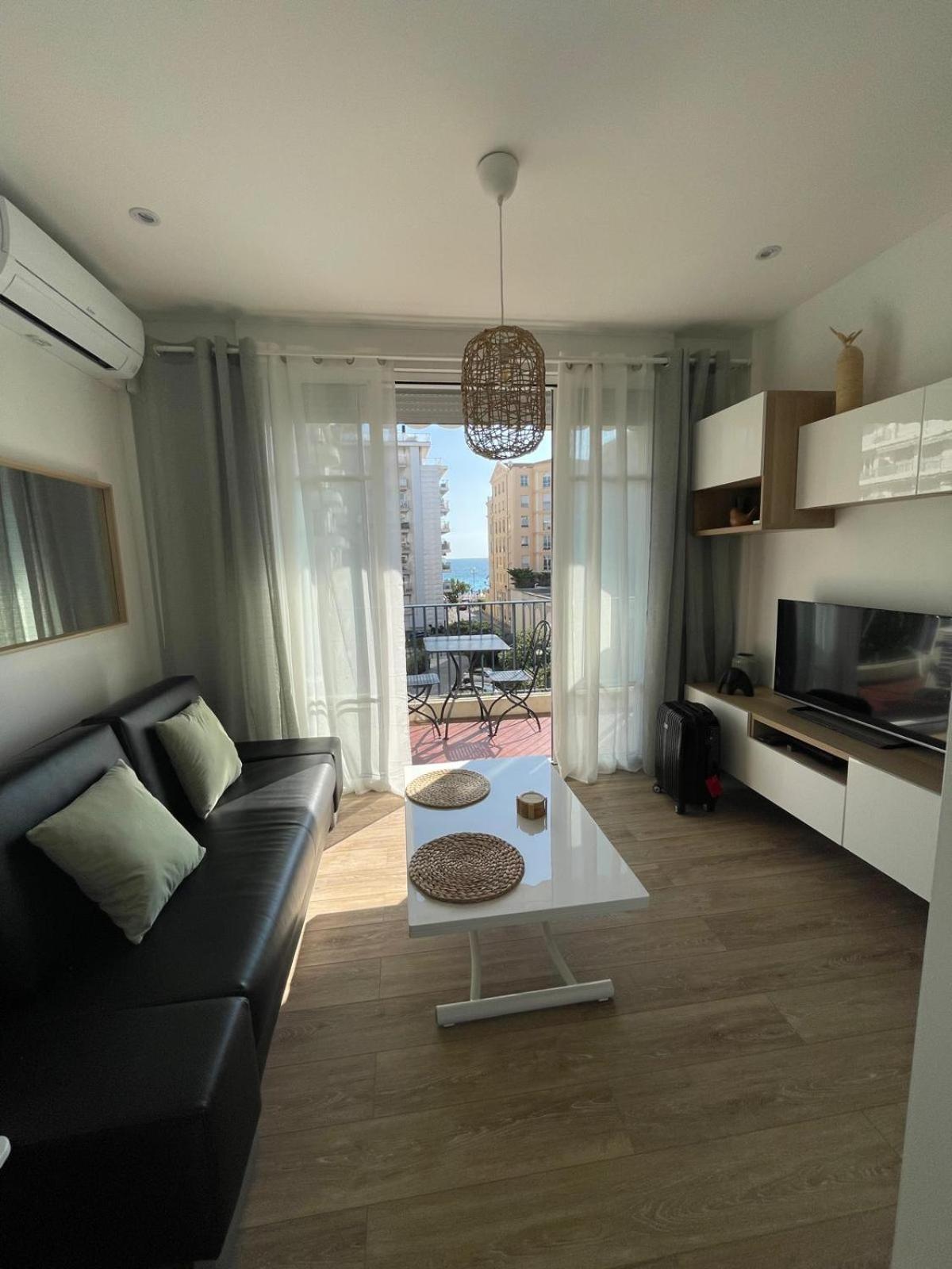 Appartement #26 Idealy Located Flat Ac 2mins Walk To Sea Balcony
